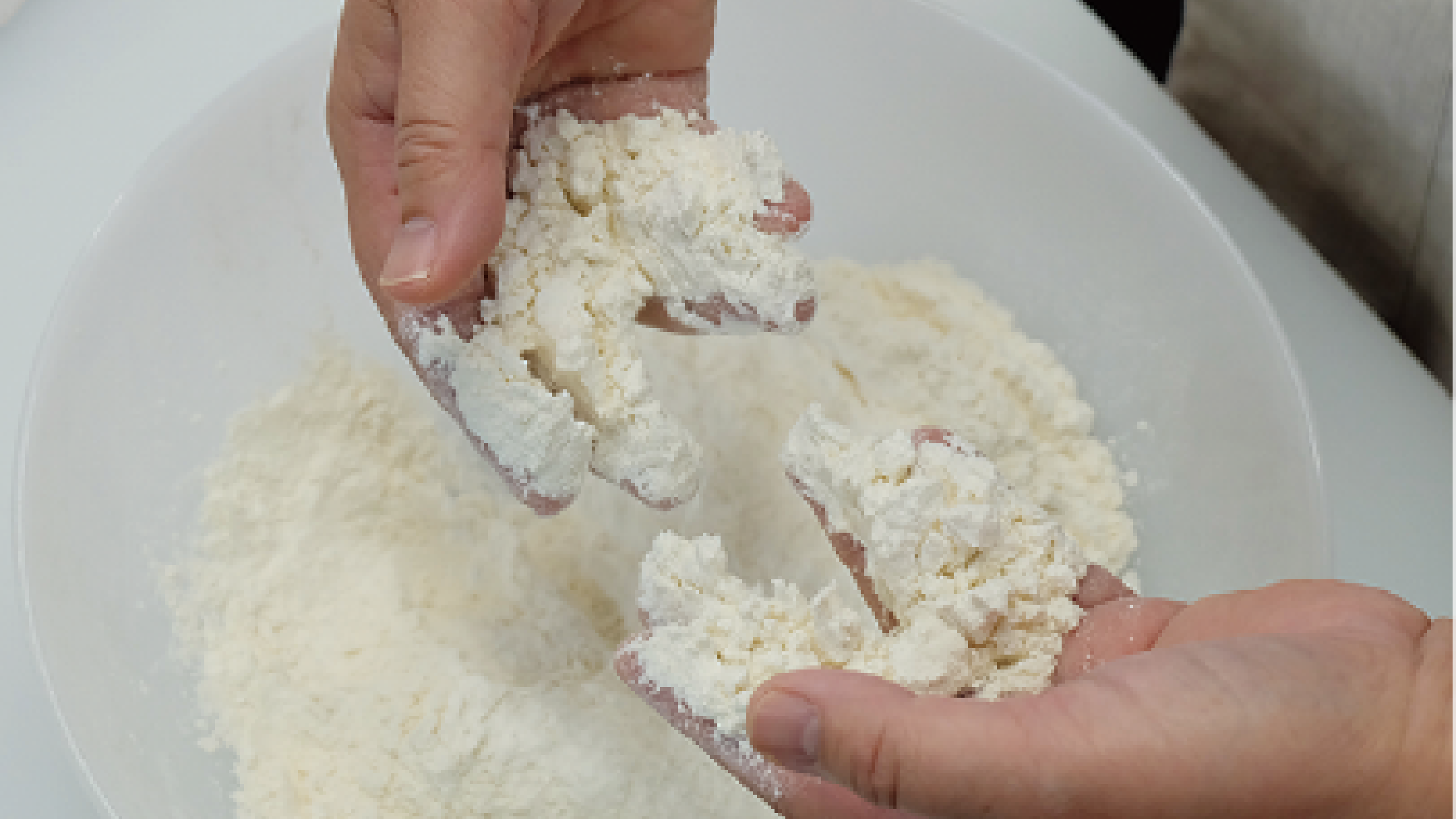 小麦粉・砂糖･塩をボウルに入れ、空気を含ませるようによく混ぜます。